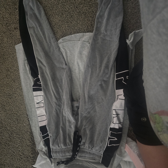 PINK Victoria's Secret 3 Leggings Plus Variety Of Shirts Like New - Picture 3 of 13